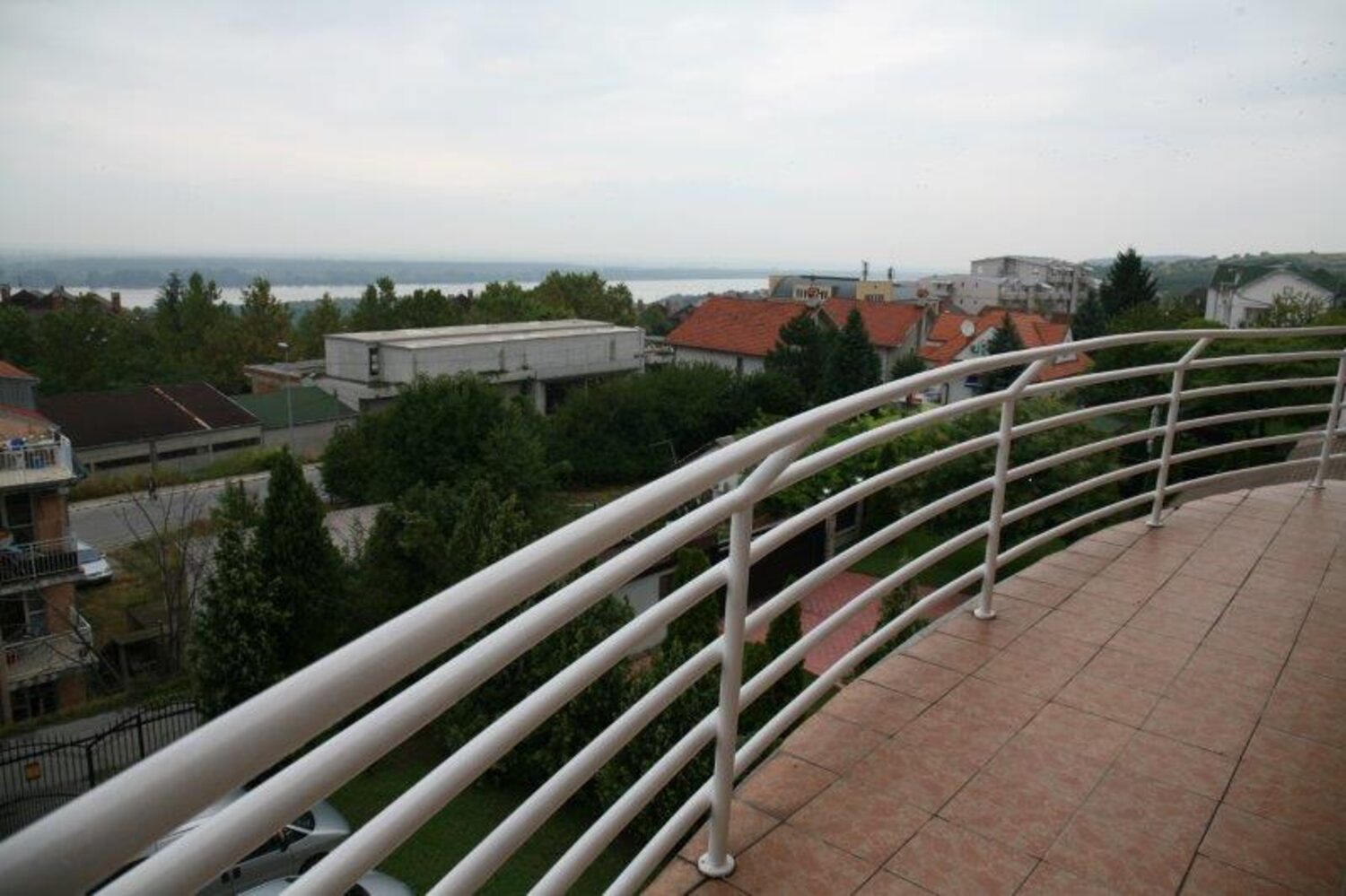 Terasa sa pogledom na reku i grad