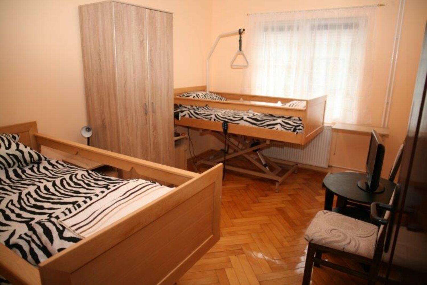 Udobna soba sa prirodnim osvetljenjem