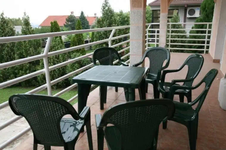 Terasa sa pogledom na reku